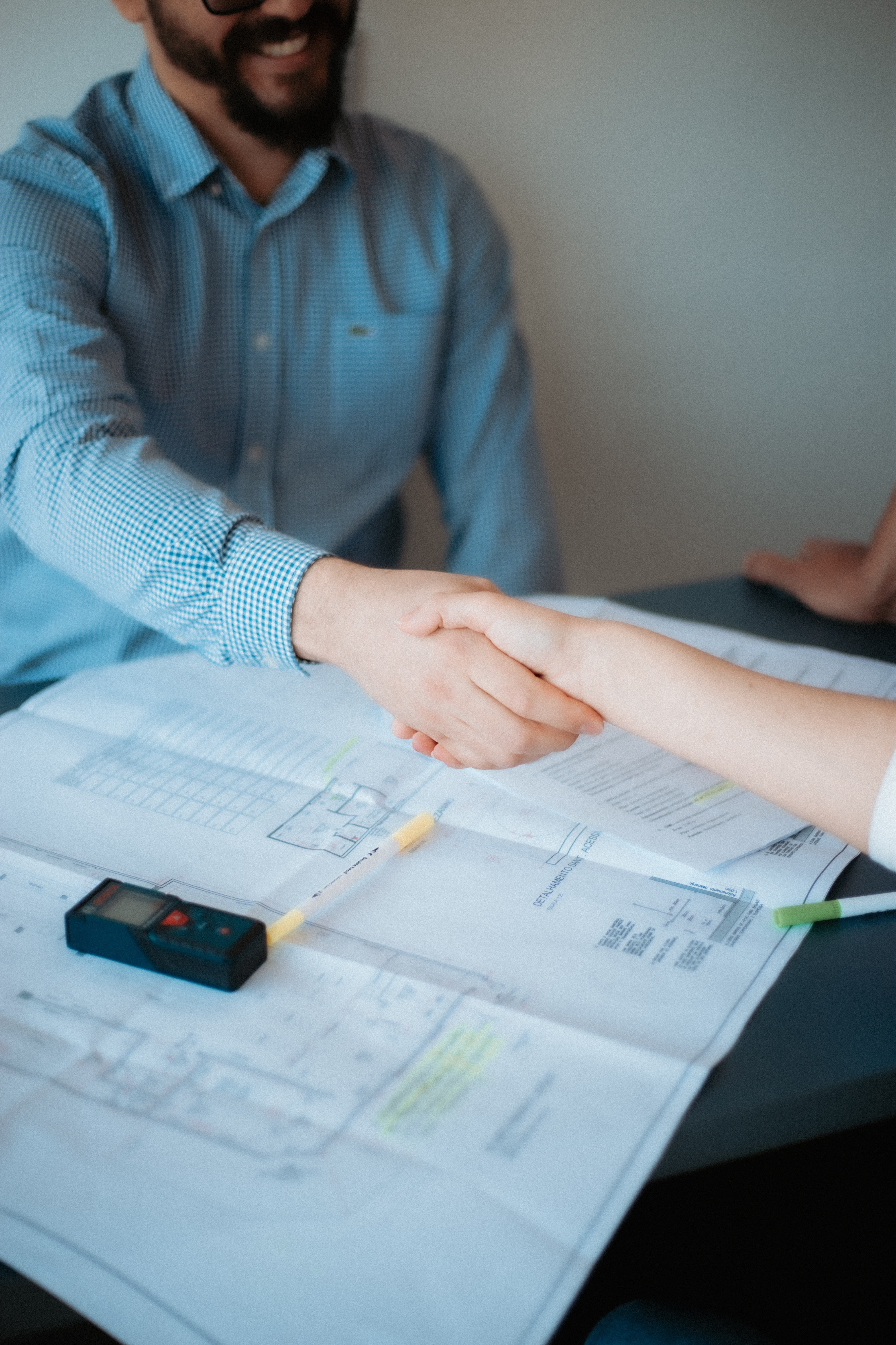 Equipe atendendo cliente